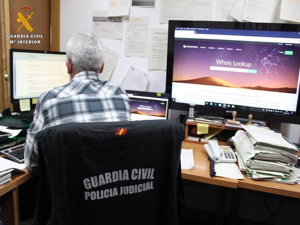 EuropaPress_3270909_equipo_investigacion_tecnologica_policia_judicial_guardia_civil_Rioja