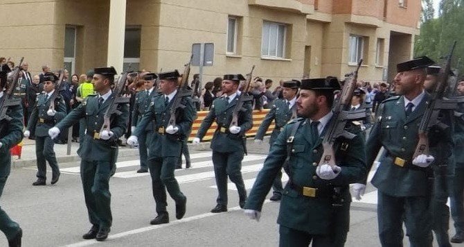 Guardias civiles desfilan en el acuartelamiento de Sant Andreu de la Barca (Barcelona).