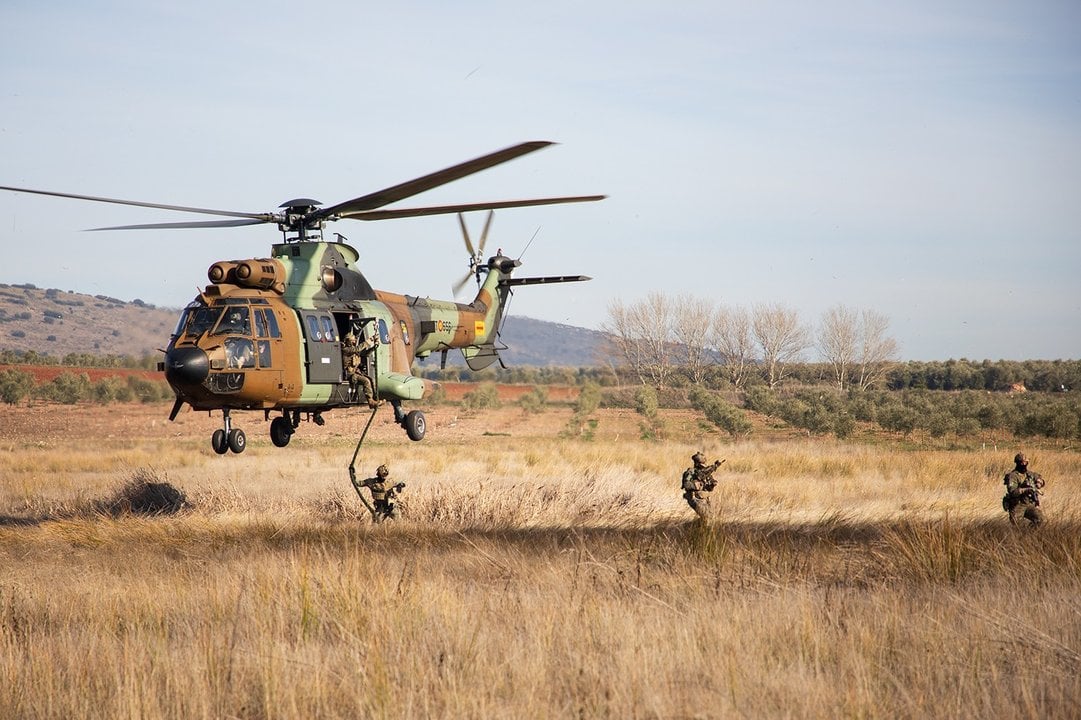 Militares del Mando de Operaciones Especiales, en el ejercicio con las FAMET (Foto: Jesús de los Reyes / Ejército de Tierra).