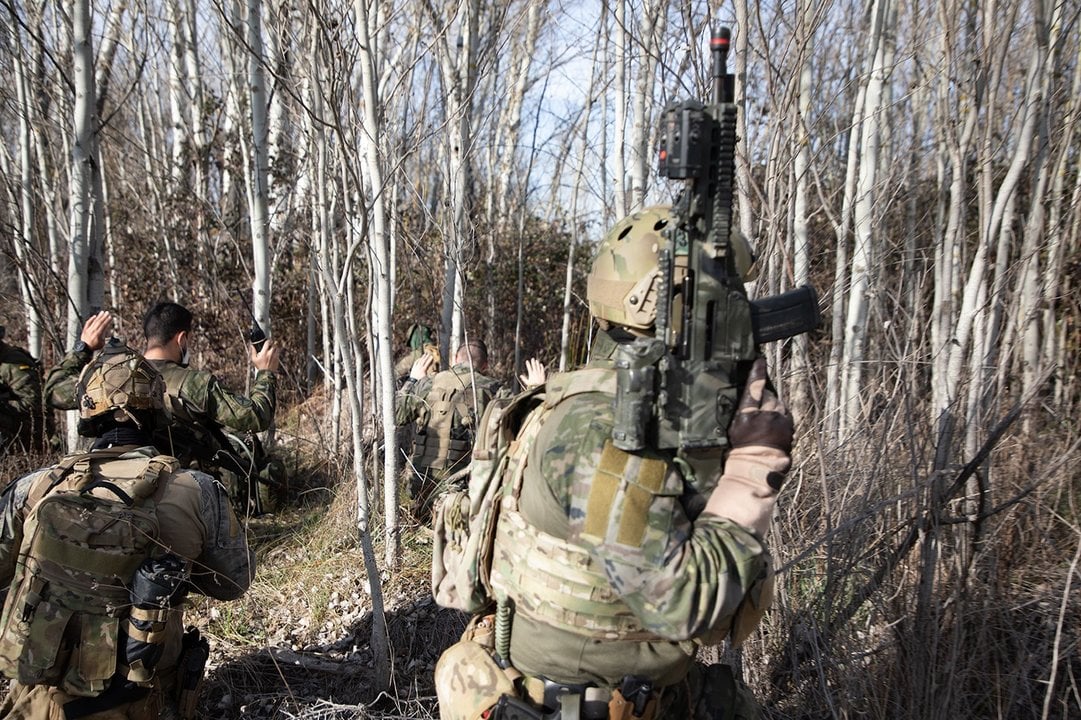 Militares del Mando de Operaciones Especiales, en un ejercicio con las FAMET (Foto: Jesús de los Reyes / Ejército de Tierra).