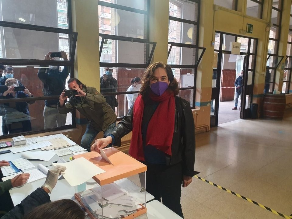 EuropaPress_3562684_alcaldesa_barcelona_ada_colau_colegio_electoral_barcelona_votar_elecciones
