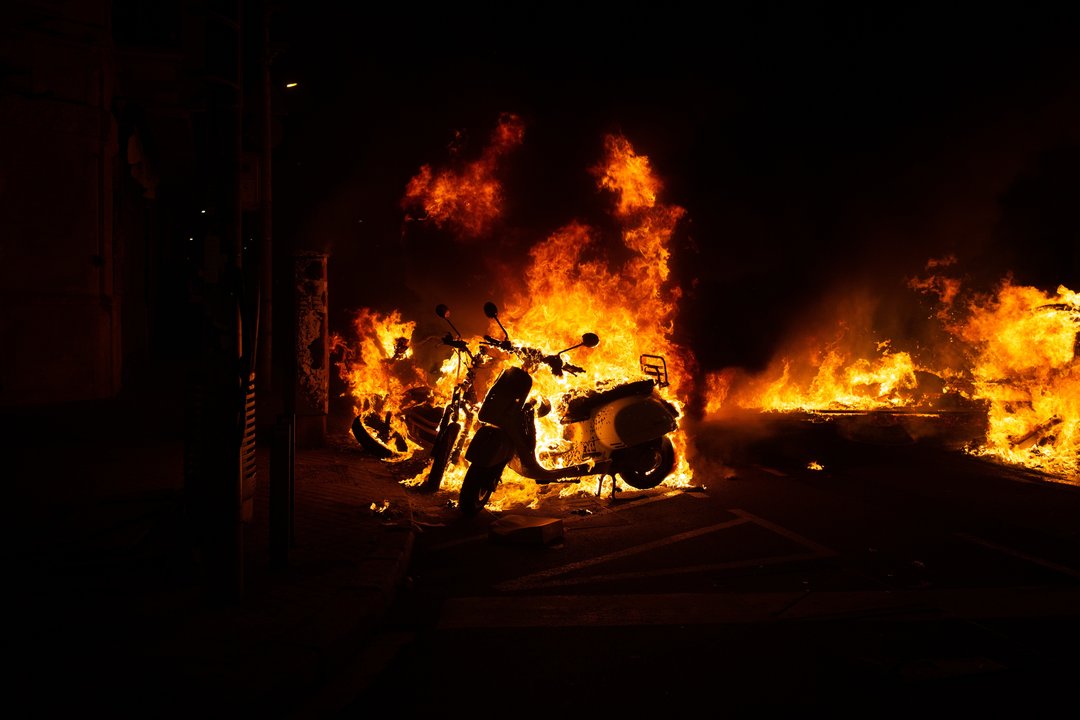 Incendio provocado por manifestantes que apoyan a Pablo Hasel durante los disturbios en Barcelona. Europa Press.