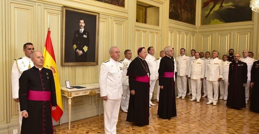 El ahora Jemad, Teodoro López Calderón, con el fallecido arzobispo castrense, Juan del Río.