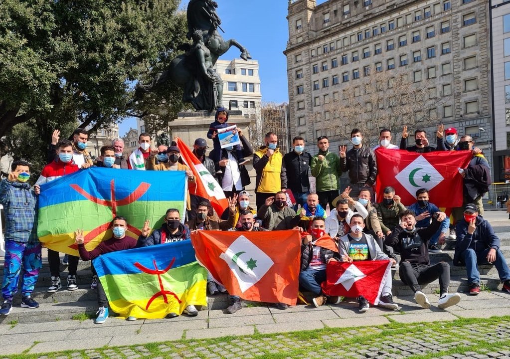 Banderas bereberes y de la antigua República del Rif ayer, domingo, en Barcelona.