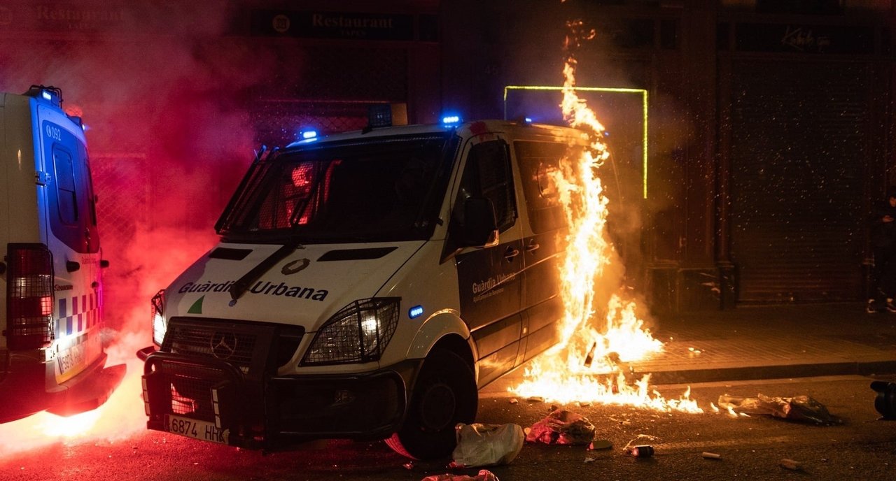 Ataque incendiario contra un furgón de la Guardia Urbana de Barcelona (Foto:Lorena Sopena / Europa Press).