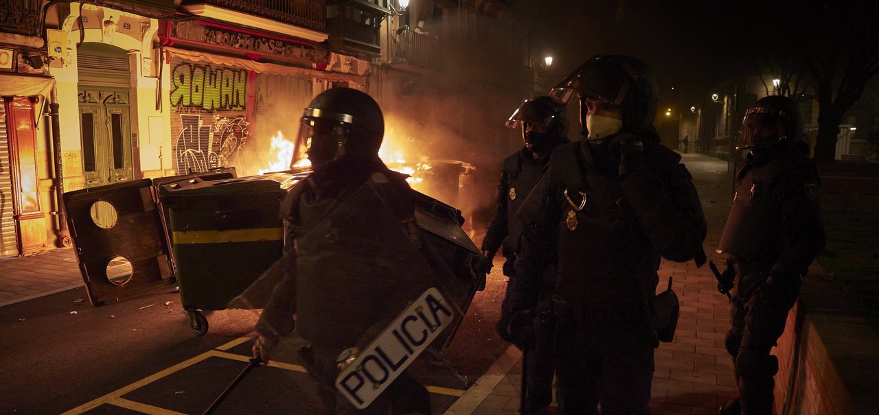 Policías nacionales en los disturbios en Madrid (Eduardo Sanz / Europa Press).