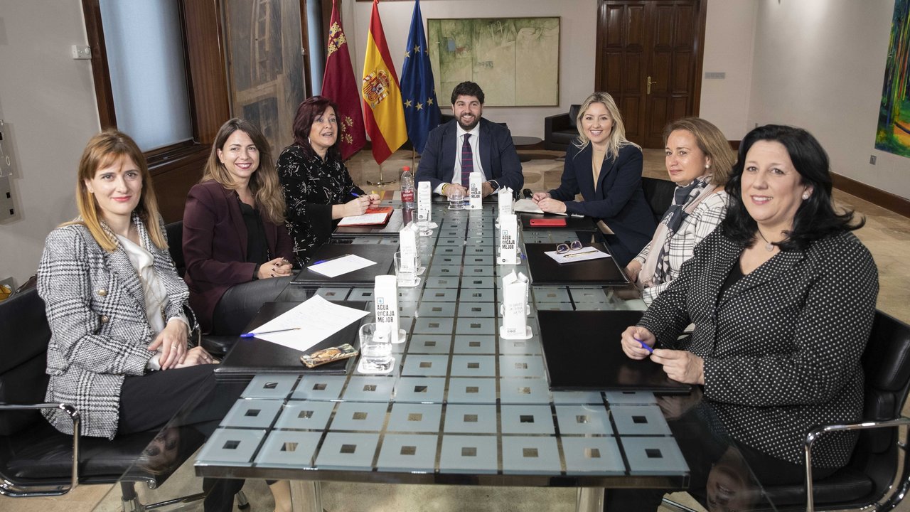 El jefe del Ejecutivo autonómico, Fernando López Miras, se reúne con la presidenta de la Organización de Mujeres Empresarias y Profesionales de la Región de Murcia (OMEP), Carmen Botella, y miembros de su junta directiva