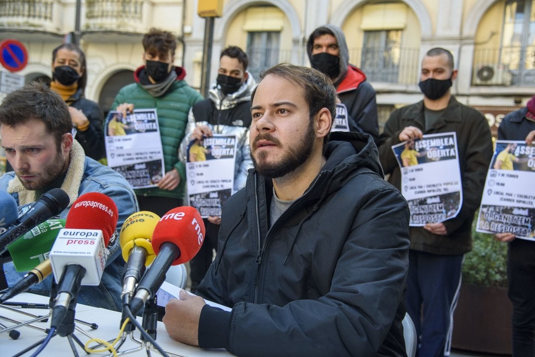 El rapero, Pablo Rivadulla Duro, conocido musicalmente como Pablo Hasél, responde a los medios en una rueda de prensa convocada tras la orden de su ingreso en prisión, en Lleida, Catalunya, (España), a 1 de febrero de 2021.