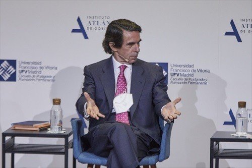Aznar conversa con periodistas en la segunda sesión sobre la Constitución en la Universidad Francisco de Vitoria