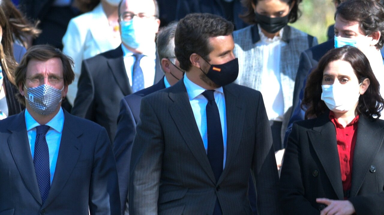 El presidente del Partido Popular, Pablo Casado, junto a la presidenta de la Comunidad de Madrid, Isabel D&iacute;az Ayuso, y el alcalde de Madrid, Jos&eacute; Luis Mart&iacute;nez Almeida, en un acto conmemorativo de las v&iacute;ctimas del terrorismo (Foto: Jos&eacute; Oliva|Europa Press)