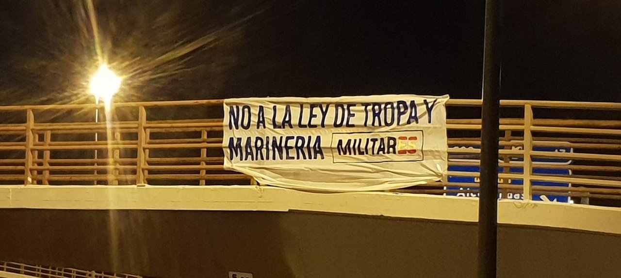 Pancarta de MilitarES frente al cuartel de El Goloso, a las afueras de Madrid.