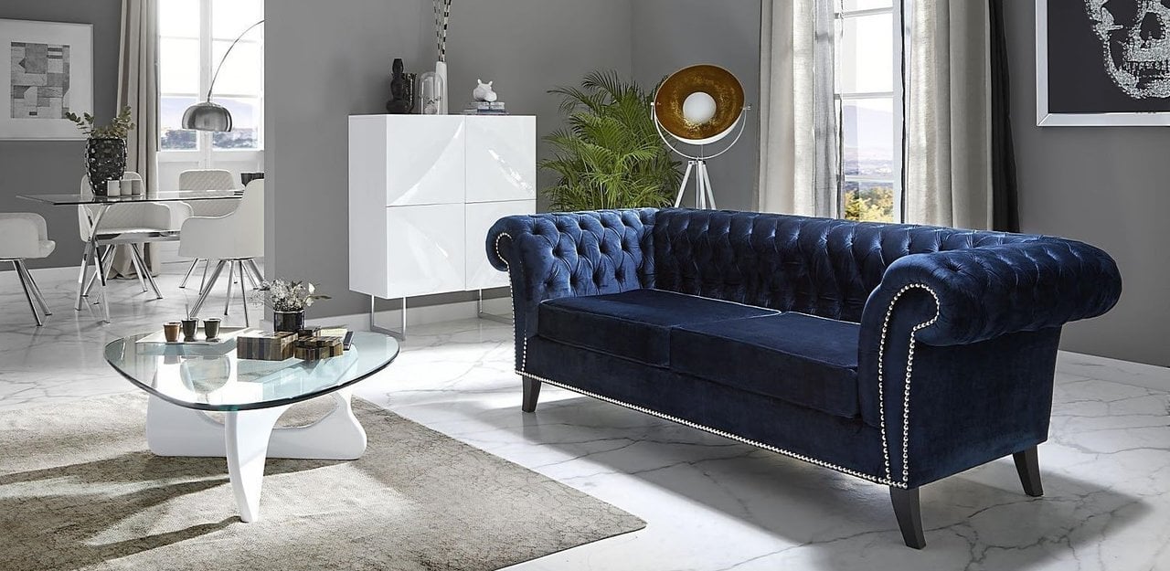 Un sofá azul en un salón.