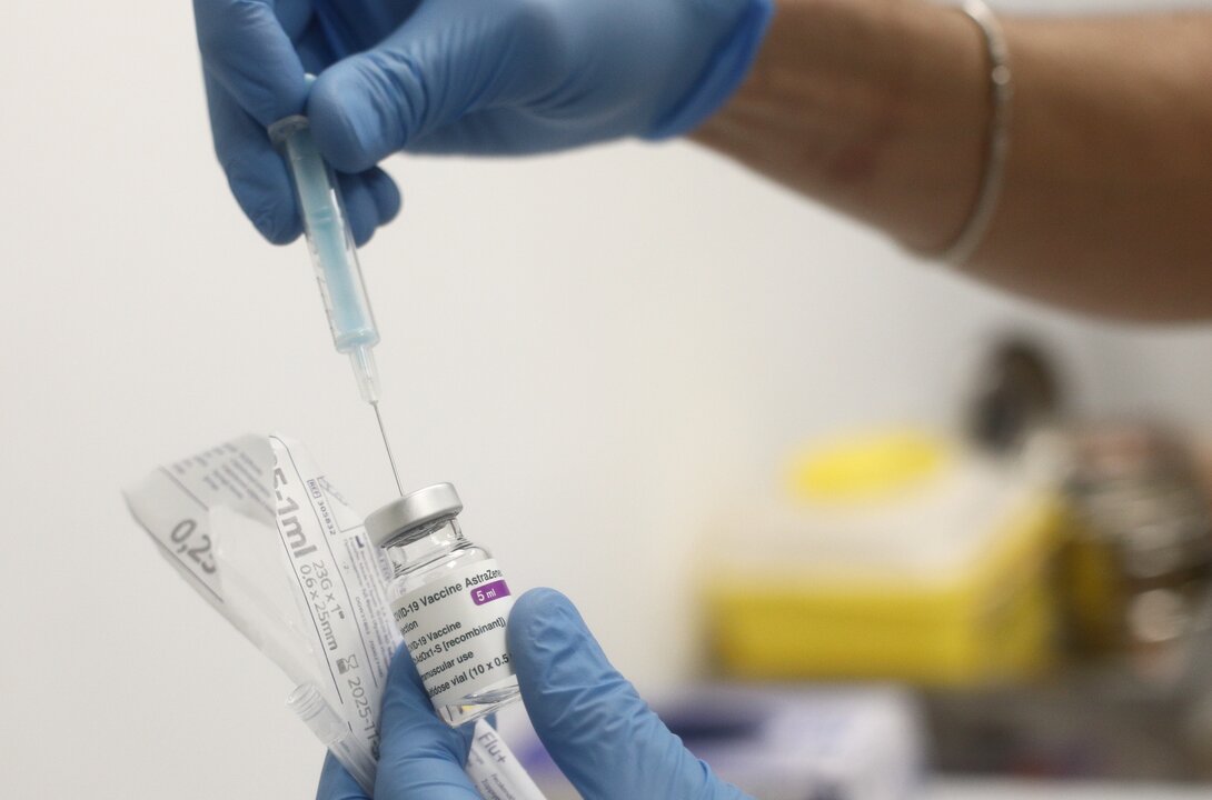Una profesional sanitaria sostiene una dosis de la vacuna contra la COVID-19 de AstraZeneca en un Centro de Vacunaci&oacute;n de la Comunidad de Madrid, en Madrid (Espa&ntilde;a), a 19 de febrero de 2021.