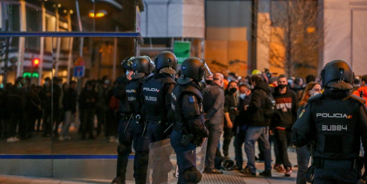 Policías nacionales antidisturbios, en una protesta por la entrada en prisión de Pablo Hasél (Foto: Ricardo Rubio / Europa Press).