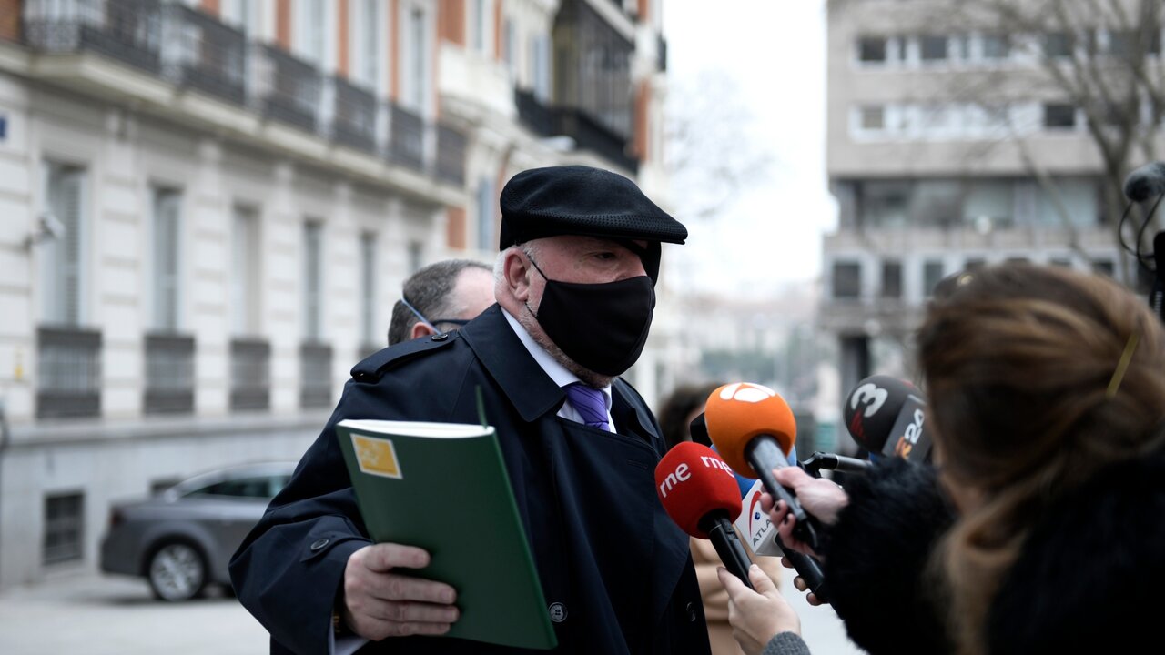 El comisario jubilado Jos&eacute; Manuel Villarejo, atendiendo a los medios de comunicaci&oacute;n