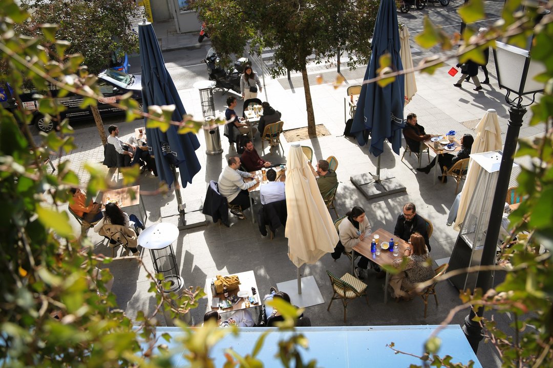 Varias personas en la terraza de un bar en el centro de Madrid (España), a 5 de febrero de 2021.