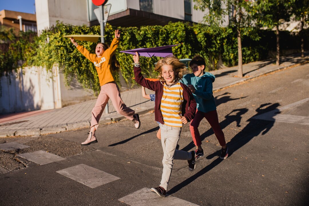 Unos ni&ntilde;os corriendo.