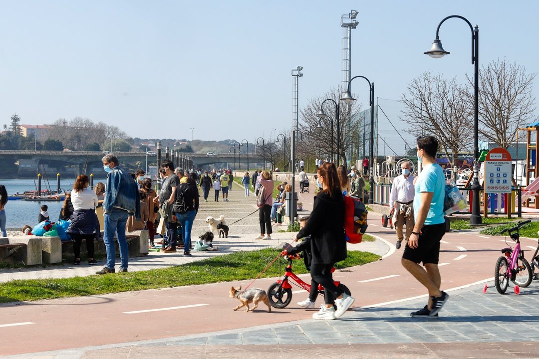 Varias personas pasean en el barrio de Bouzas, en Vigo, Galicia (España), a 28 de febrero de 2021