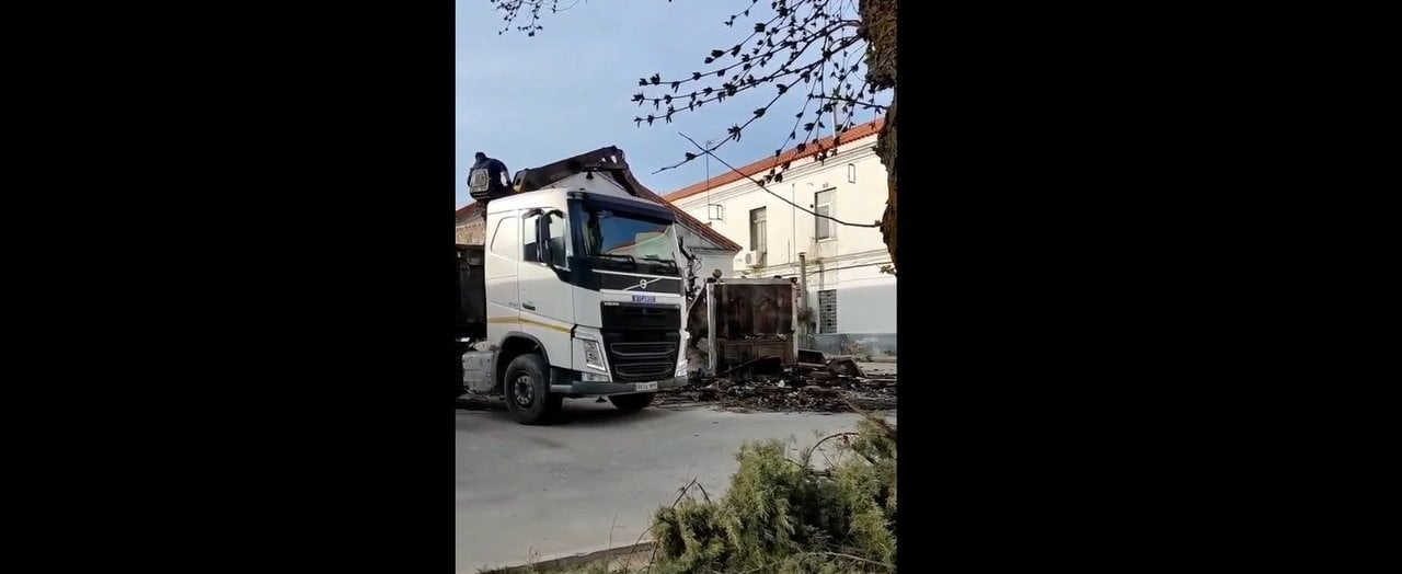 Un camión retira la cocina quemada en la base militar de El Goloso.