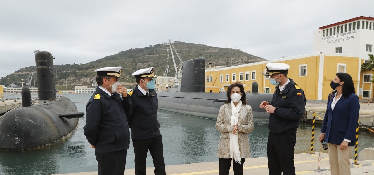 Margarita Robles visita la base de submarinos en Cartagena.