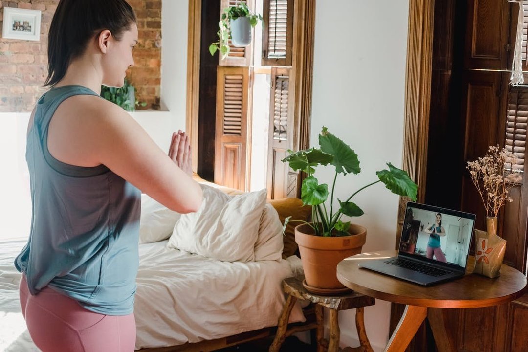 Una alumna recibe clases de yoga online.