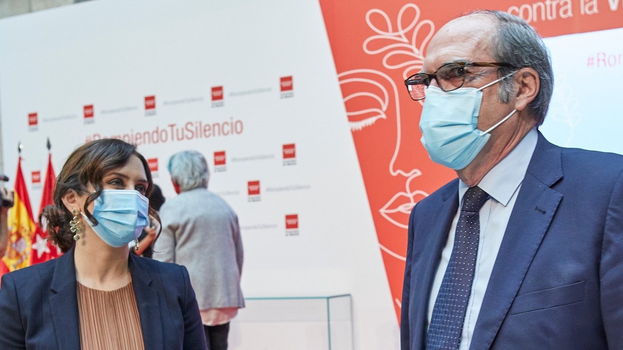La presidenta de la Comunidad de Madrid, Isabel Díaz Ayuso, junto al candidato socialista, Ángel Gabilondo, en un acto del pasado mes de noviembre (Foto: Jesús Hellín | Europa Press)