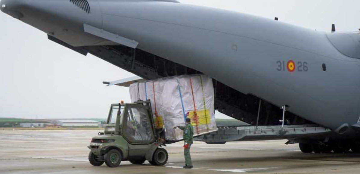 Descarga de material contra el coronavirus de un avión del Ejército del Aire.