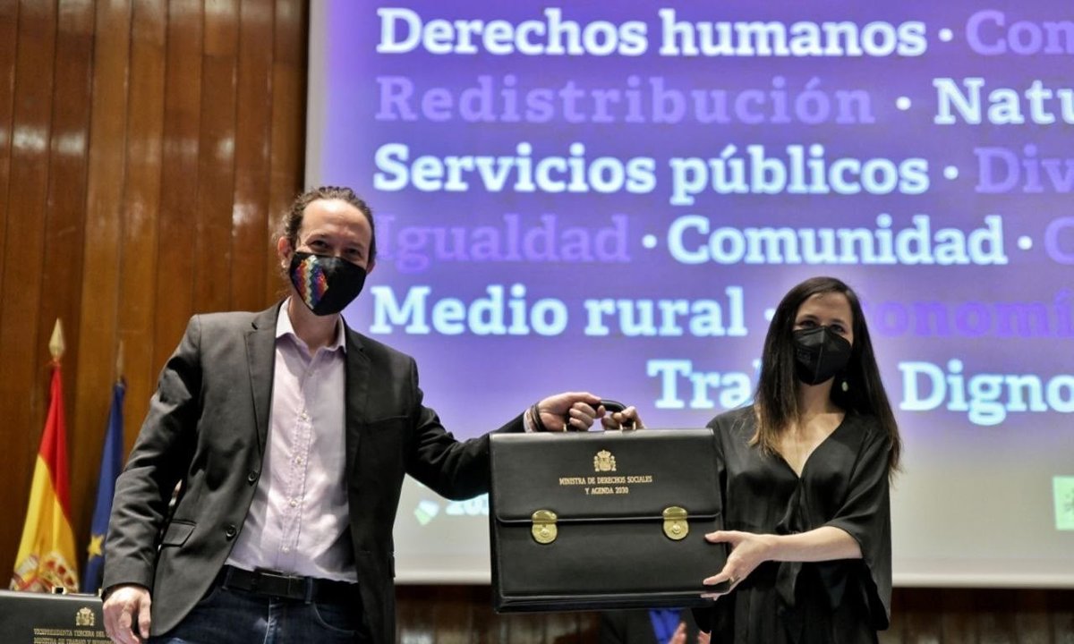 Pablo Iglesias entrega el maletín de ministro a Ione Belarra.