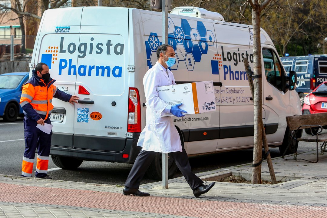Un operario recoge la caja con las dosis de la vacuna desarrollada por los laboratorios Pfizer y BioNtech para llevarla a la residencia Los Olmos, donde se inicia la vacunación contra el COVID-19 en España, en Guadalajara (Castilla La-Mancha, España), a 27 de diciembre de 2020.
