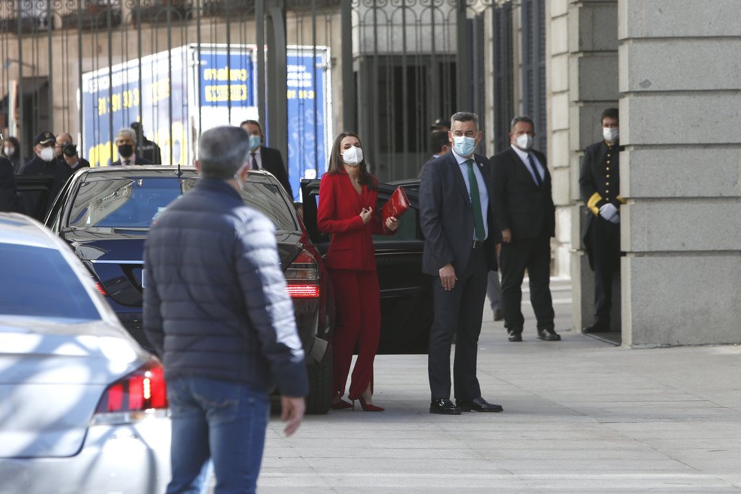 La reina Letizia en el Patio de Floridablanca a su llegada al homenaje del Congreso a la diputada del Partido Radical Clara Campoamor, a 12 de abril de 2021, en Madrid (España)