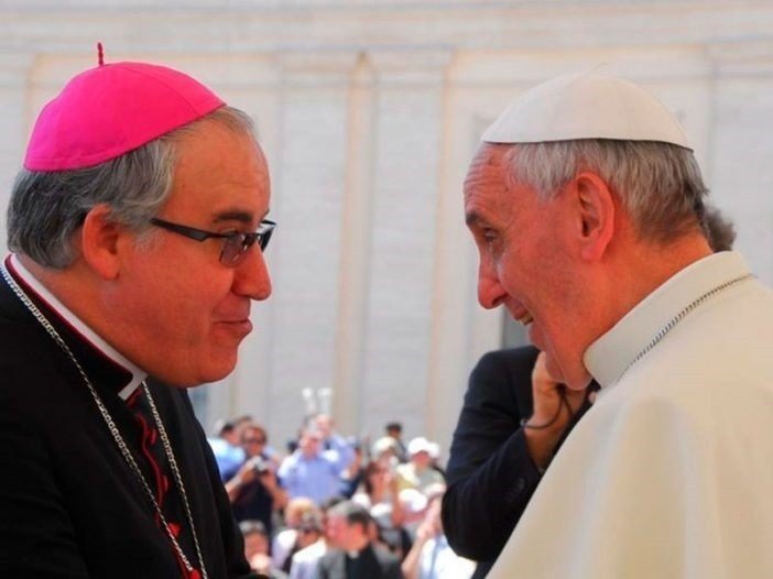 El nuevo arzobispo de Sevilla, José Ángel Saiz Meneses, en una imagen con el papa Francisco.