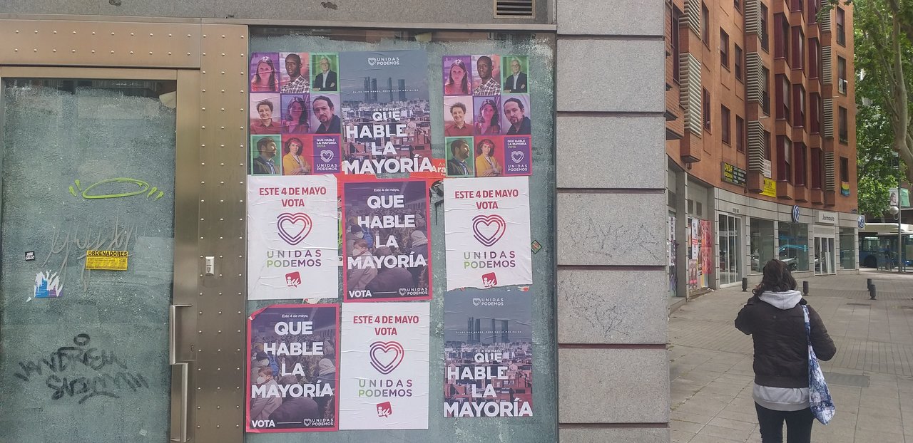 Carteles de Unidas Podemos en una calle de Madrid.