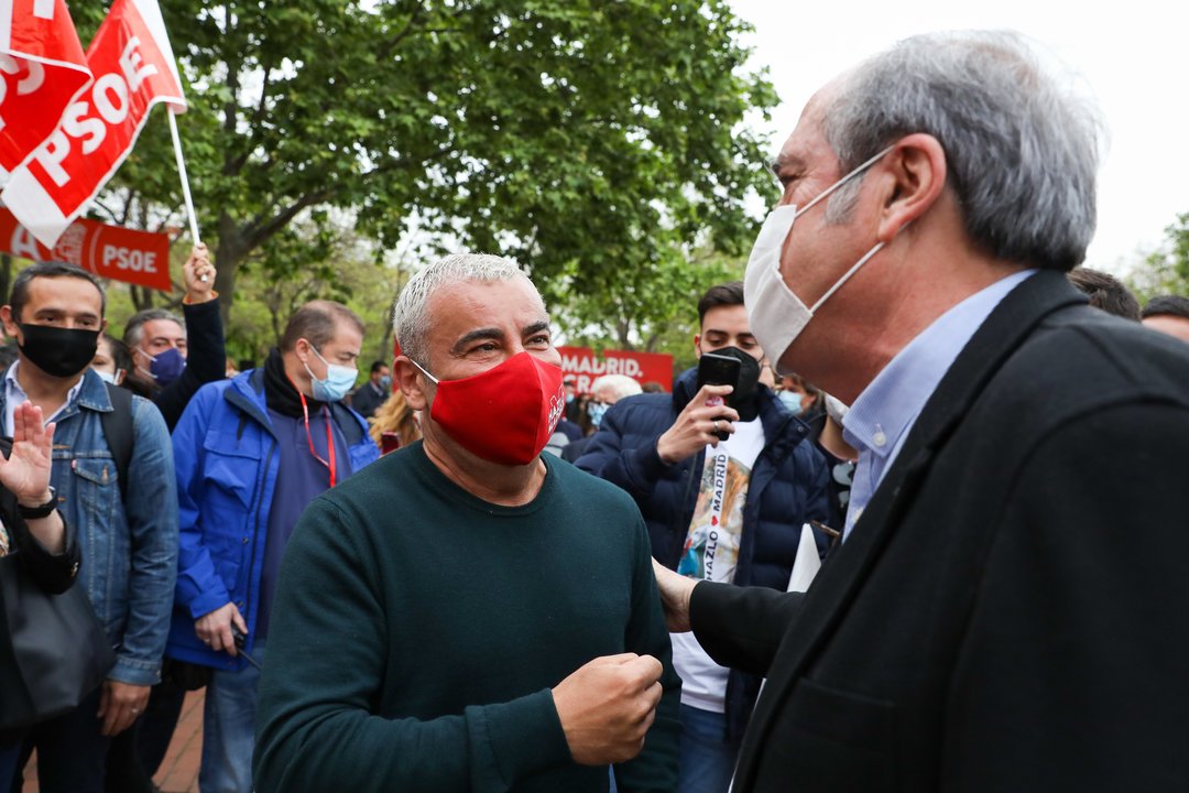 El presentador Jorge Javier Vázquez (i) y el candidato socialista a la Presidencia de la Comunidad de Madrid, Ángel Gabilondo (d), durante un acto de campaña, a 24 de abril de 2021, en Puente de Vallecas, Madrid, (España).
