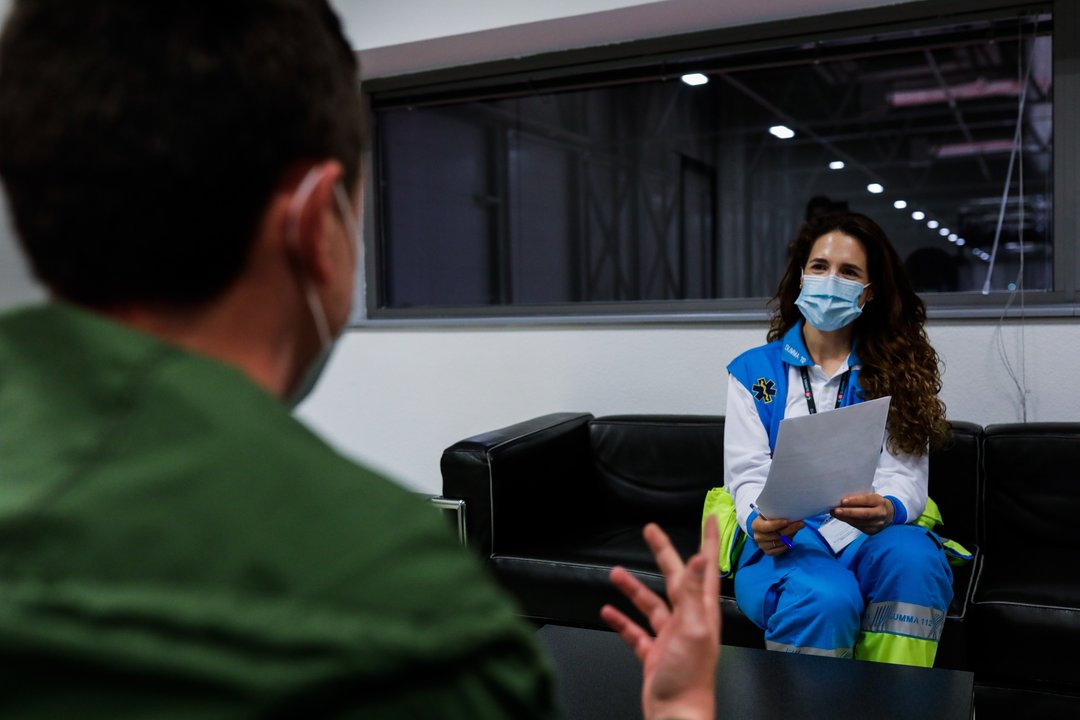 Imagen de archivo de una psicóloga sanitaria especializada en pandemia trabaja en el hospital provisional de IFEMA.