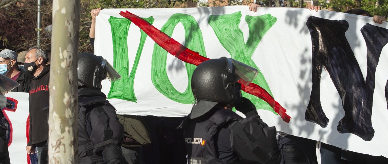 Policías antidisturbios protegen un mitin de Vox en el distrito de Puente de Vallecas (Foto: Alberto Ortega / Europa Press).