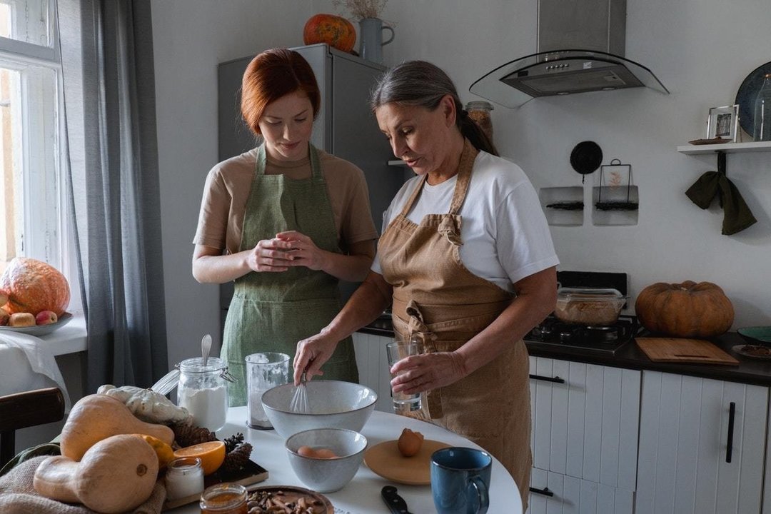 Dos mujeres cocinando.