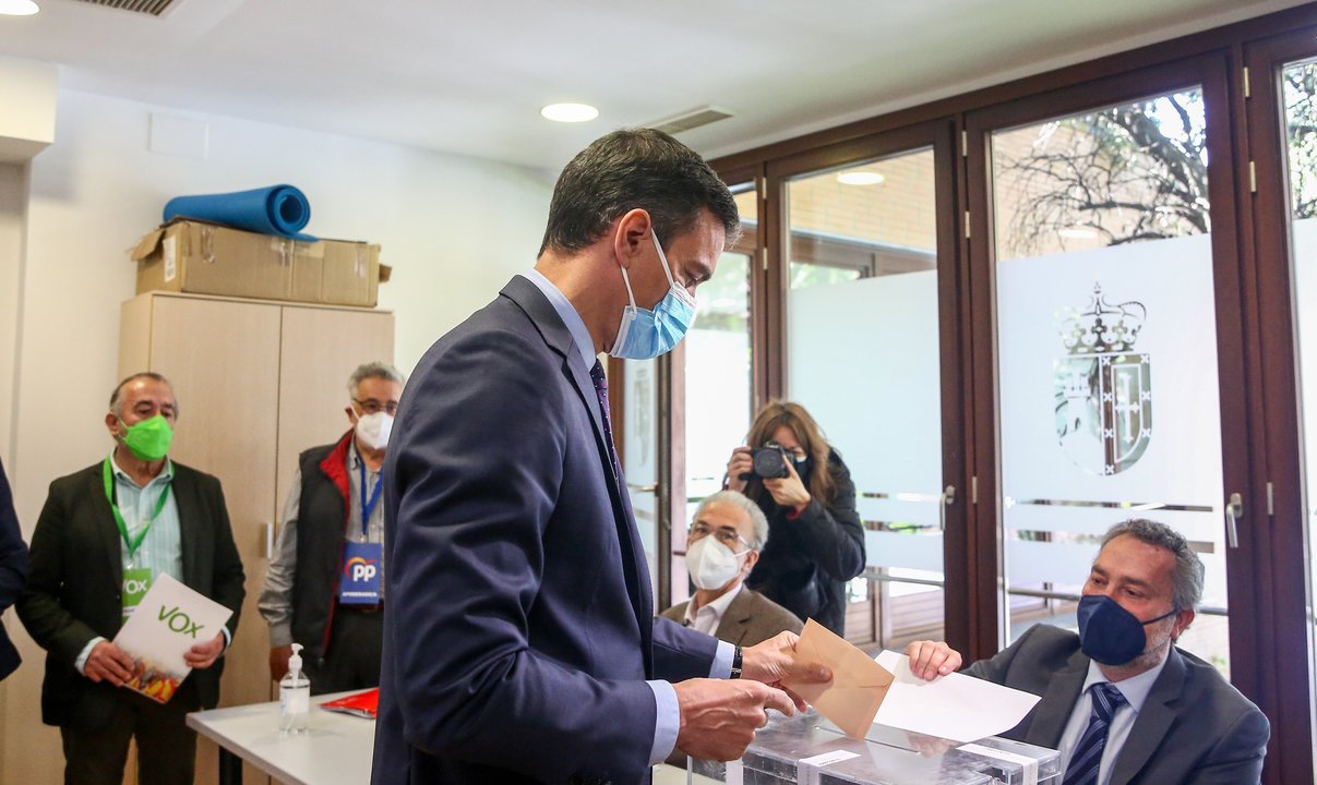 Pedro Sánchez vota en las elecciones autonómicas de Madrid (Foto: Ricardo Rubio / Europa Press).