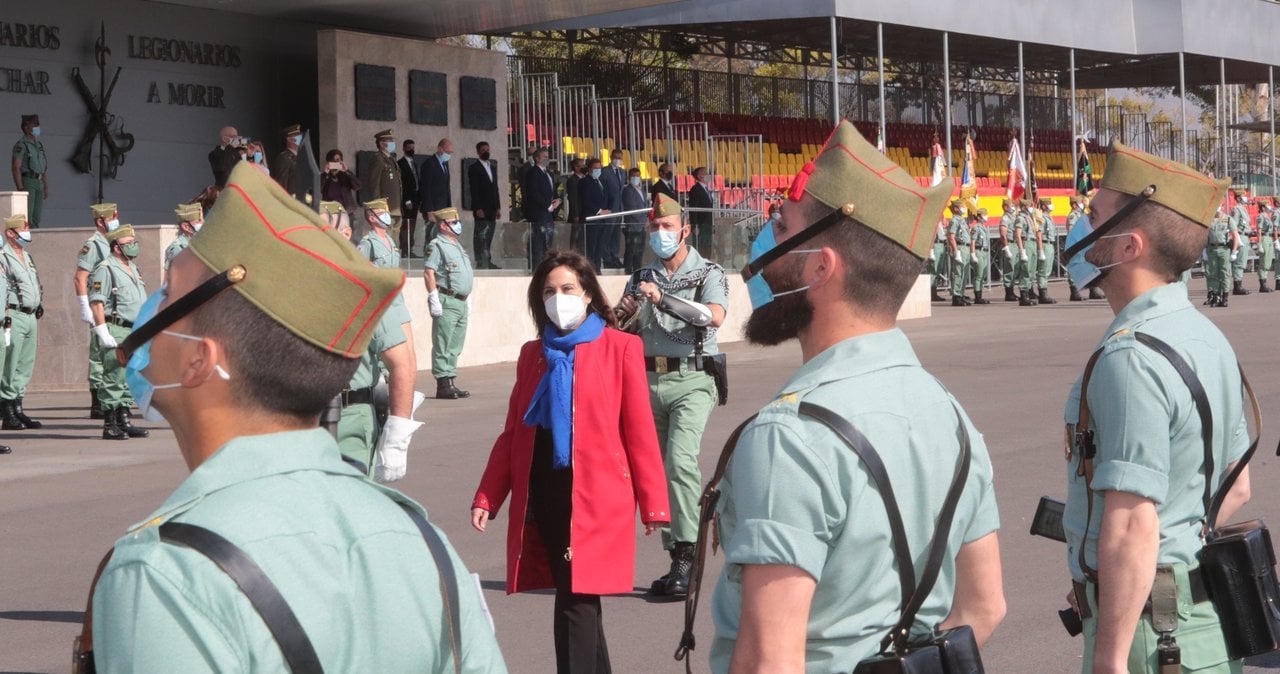 Margarita Robles visita la Brigada Rey Alfonso XIII II de La Legión en Viator, Almería (Foto: Iñaki Gomez / Ministerio de Defensa).