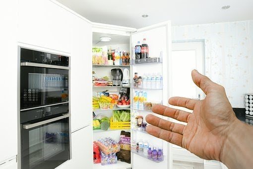 Un frigorífico abierto.