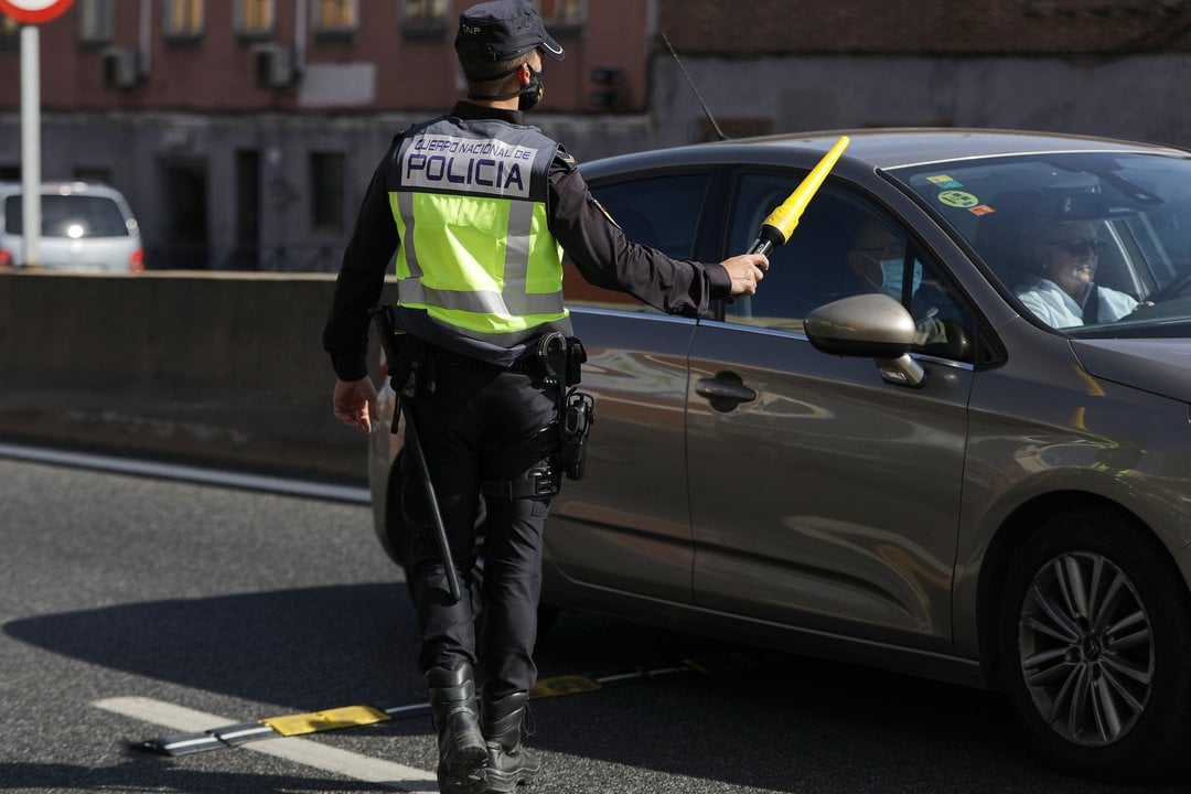 Un agente de Policía Nacional da el alto a un vehículo en un control en la carretera A-5, en Madrid (España), a 9 de octubre de 2020.