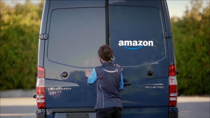 Una camioneta de reparto de Amazon.