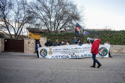 EuropaPress_2696122_Preview_miembros_asociacion_jusapol_sostienen_pancarta_lee_igual_trabajo