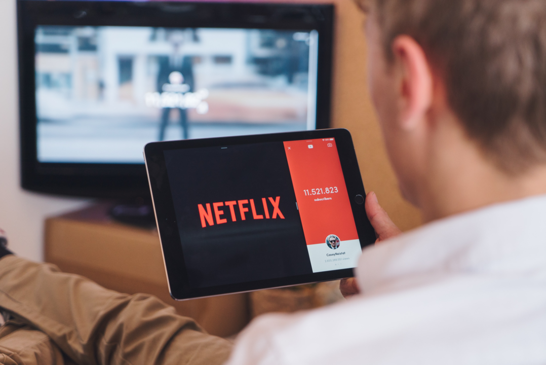 Un usuario entrando a Netflix desde un dispositivo móvil y su televisión.