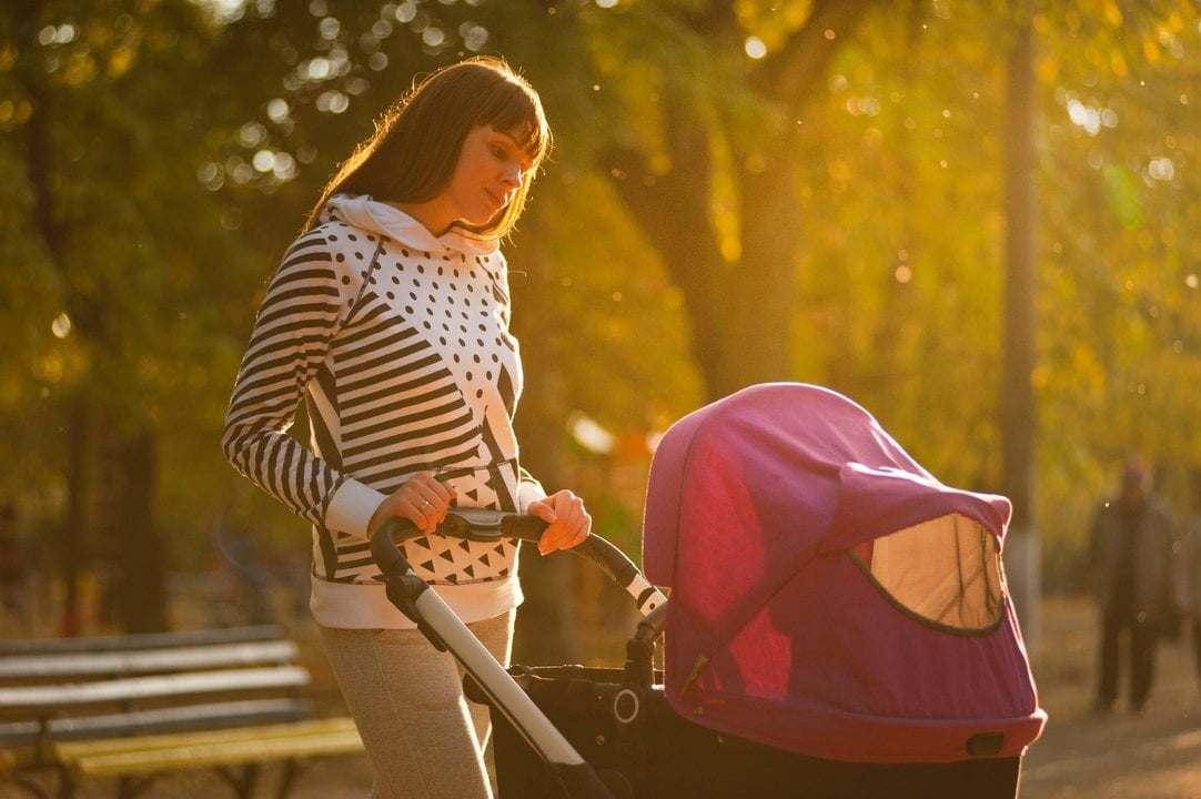 Una mujer con un carrito de bebé.