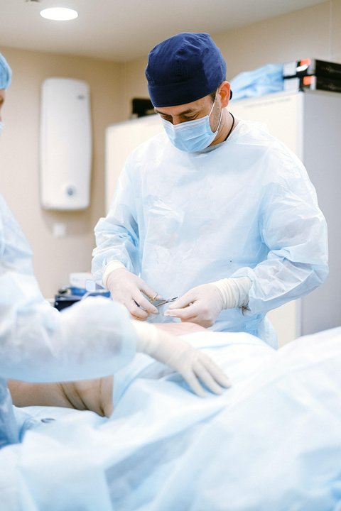 Un médico realizando una cirugía.