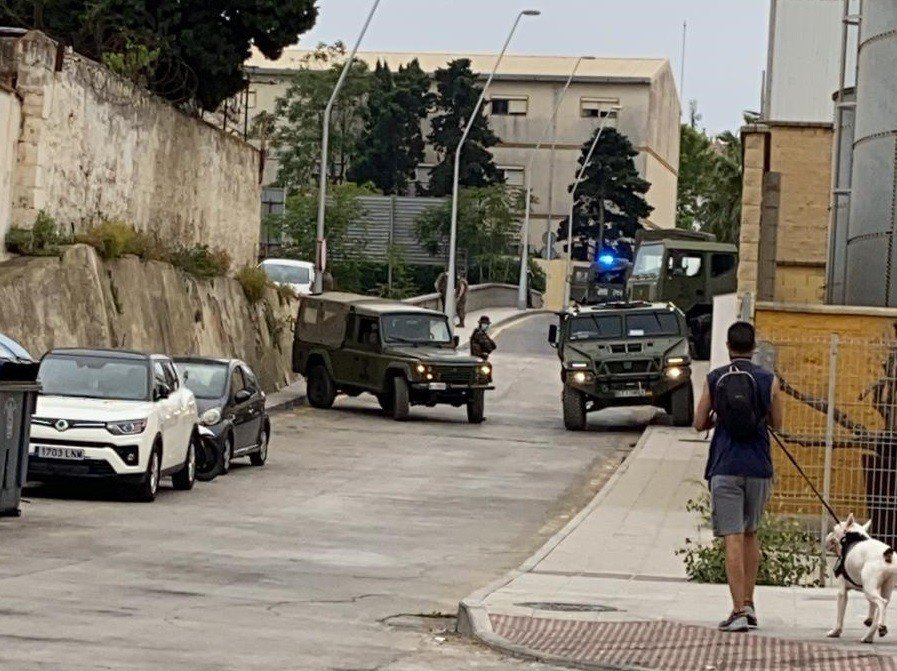 Vehículos militares en las calles de Ceuta.
