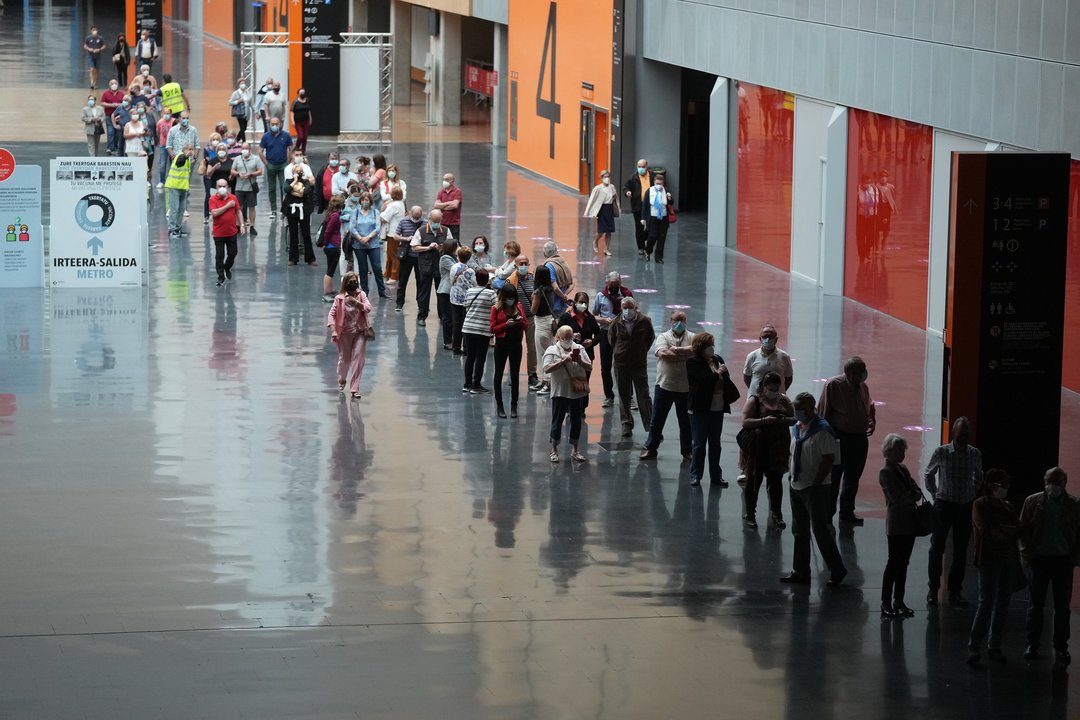 Varias personas hacen cola para recibir la vacuna contra el Covid-19 en el Bilbao