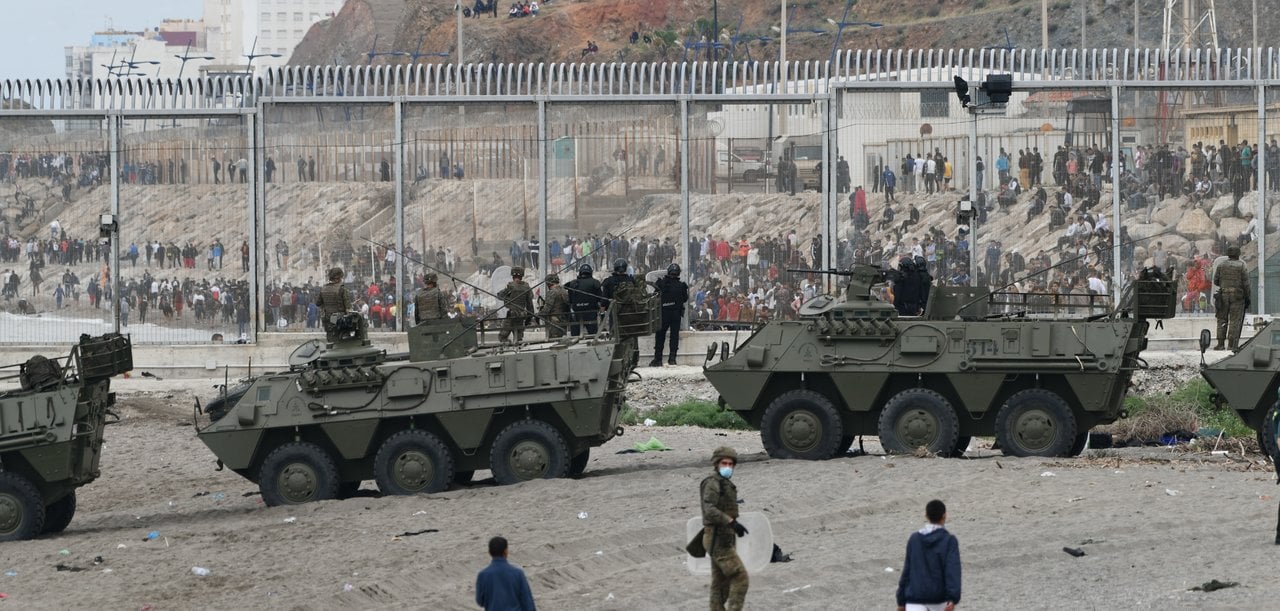 El Ejército de Tierra, desplegado junto a la valla de Ceuta (Foto: Antonio Sempere / Europa Press).
