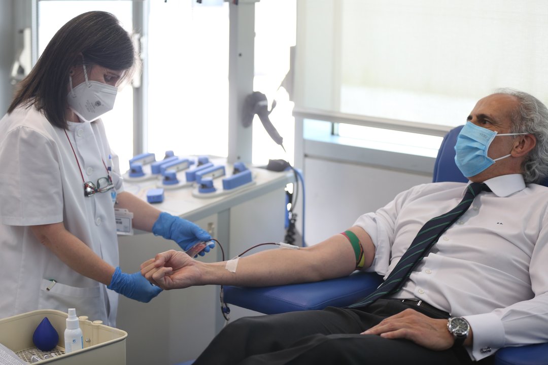 Enfermera sacando sangre al consejero de Sanidad de la Comunidad de Madrid, Ruiz Escudero.