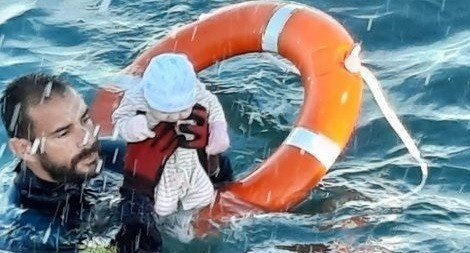 El guardia civil Juan Francisco rescatando al bebé en la frontera de Ceuta (Foto: Guardia Civil).
